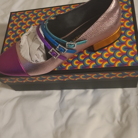 Shoes - Picture 2 of 5